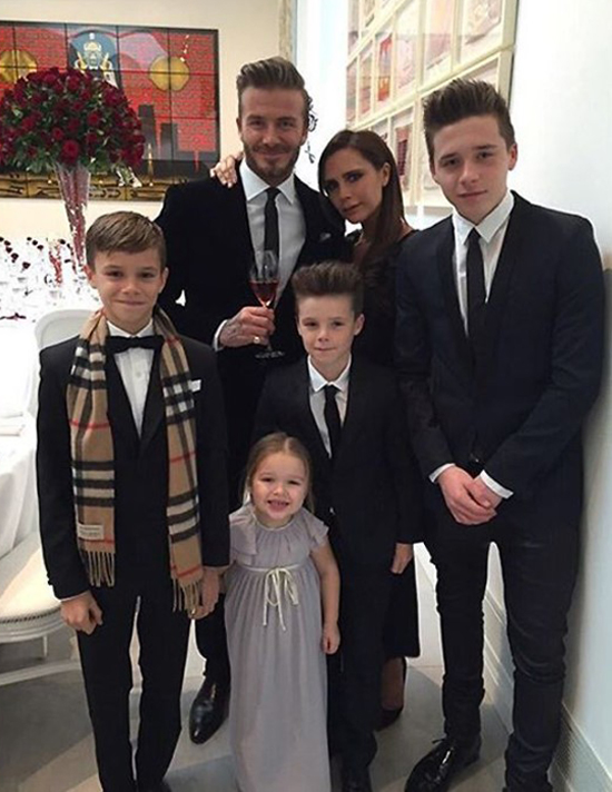 아름다운 가족이 자랑스러워 빅토리아 베컴이 가족들과 함께한 사진을 공개해 주목받고 있다. /빅토리아 베컴 인스타그램