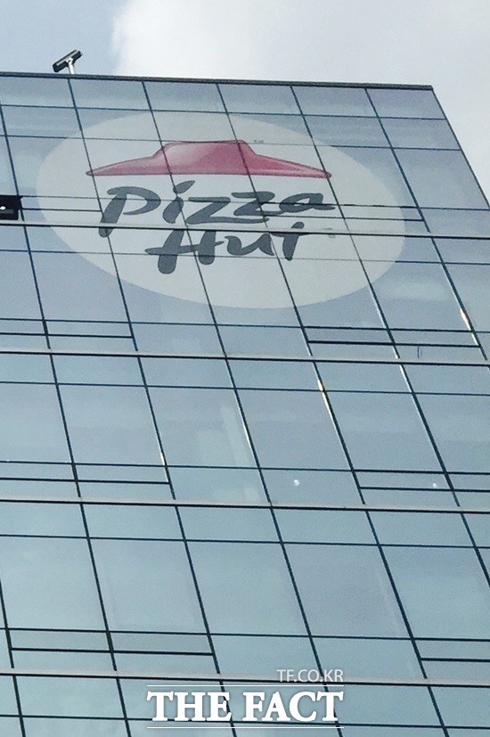 피자헛가맹점주협의회 본사, 그간 갈취한 어드민피 돌려달라! 피자헛가맹점주협의회는 그간 매출의 0.8%를 어드민피라는 명목으로 챙긴 한국피자헛을 상대로 지난달 18일 부당이득반환청구소송을 제기했다. /김민수 기자