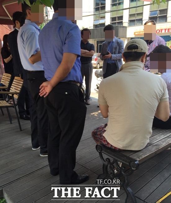 가맹점주들이 모여 한국피자헛 마케팅비 사용내역 공개와 관련해 논의하고 있다.