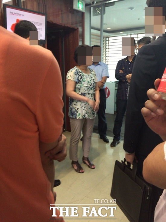 한국피자헛 관계자가 마케팅비 사용내역 공개 현장에서 가맹점주협의회 변호인과 취재진의 출입을 막았다. /대치=김민수 기자