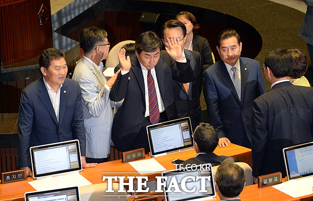 298명 가운데 128명만 투표 이날 표결에는 재적 의원 298명(새누리당 160명, 새정치민주연합 130명, 정의당 5명, 무소속 3명) 가운데 128명만 참석했다./국회=임영무 기자