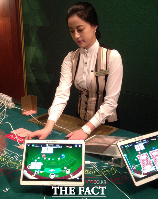 마제스타 행사 관계자가 7일 열린 설명회에서 게임을 시연하고 있다. /최승진 기자