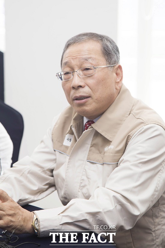 최종식 쌍용차 사장 내년 티볼리 17만~18만 대 팔겠다 최종식 쌍용자동차 사장이 티볼리 생산 물량 확대 문제와 관련해 소비자의 수요를 맞추는 것이 우선이라며 신차 판매 증가에 집중하겠다는 견해를 밝혔다. / 쌍용자동차 제공