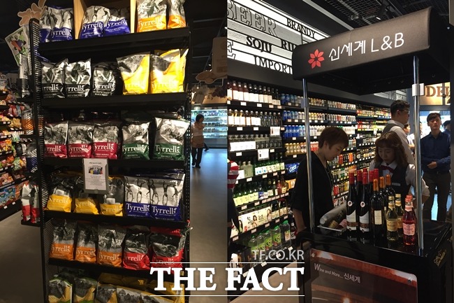 SSG 푸드코트 목동점의 가공식품코너. 해외 유명 감자칩 브랜드와 신세계 L&B의 와인이 진열돼 있다.