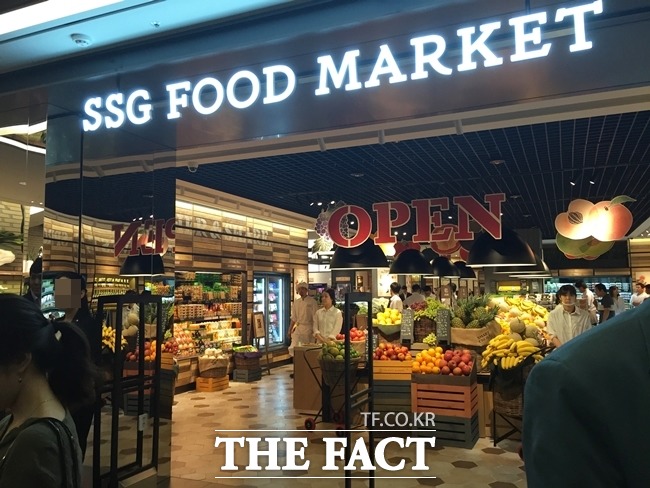 신세계 SSG 푸드마켓 3호점 목동에 오픈 신세계백화점이 지하철 5호선 오목교역과 이어지는 주상복합단지 지하 1층에 프리미엄 식품 전문관 SSG 푸드마켓을 오픈했다. /목동=김민수 기자