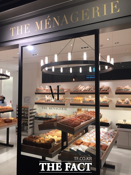 가공식품코너를 지나 물건을 계산을 마치고 나오는 곳에 위치한 베이커리숍 메나주리