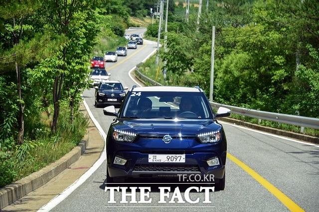 베일 벗은 티볼리 디젤, 디자인은 기본, 성능은 덤 쌍용자동차의 최초 소형 스포츠유틸리티차량(SUV) 티볼리가 새로운 심장을 달고 국내 완성차 시장에 출사표를 던졌다. / 쌍용자동차 제공