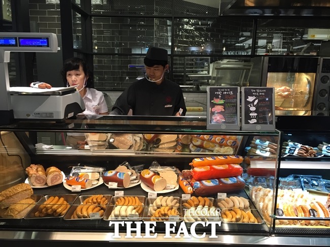 햄·소시지 코너에서 독일 전통 수제 햄과 소시지를 종류와 크기 별로 다양하게 판매하고 있다.