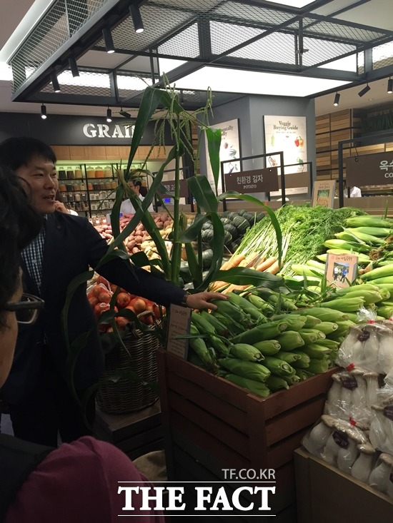 신세계백화점 관계자가 SSG 목동점 신선식품 코너의 옥수수를 소개하고 있다. 신세계는 괴산 지역 옥수수 농가와 직거래를 맺고 오픈에 맞춰 찰옥수수를 현지에서 직접 조달했다.