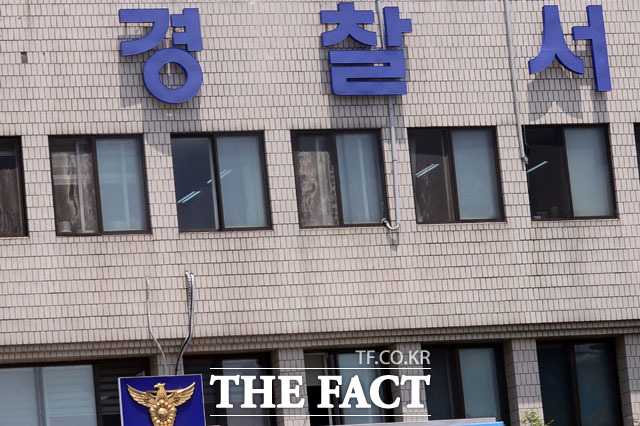 40대 의사, 스스로 성기 절단 8일 경찰 등에 따르면 성 정체성에 혼란을 느낀 경남 김해시의 한 병원 40대 의사가 스스로 자신의 성기를 절단했다. /더팩트DB