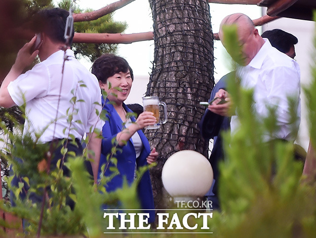 민병주 원내부대표(가운데) 의원이 김희국 의원에게 생맥주를 권하고 있다. / 김포=배정한 기자