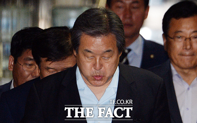 휴…어떻게 말하지… 김무성 대표(가운데)가 이날 오후 의총을 마친 뒤 회의장을 나서며 한숨을 내쉬고 있다./국회=임영무 기자