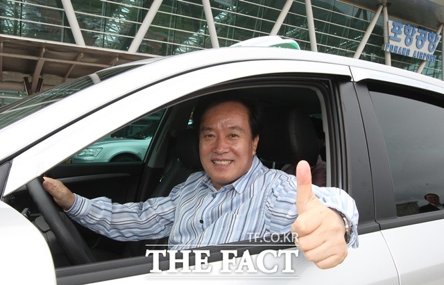 여민동락을 꿈꿉니다 이병석 새누리당 의원은 8일 정치 입문 이래 지금까지 마음 속에 품고 있는 좌우명은 여민동락이라고 말했다. 고향인 경북 포항에서 내리 4선에 성공한 이 의원은 해마다 지역민들을 만나고자 1일 택시기사로 변신했다./이병석 의원실 제공