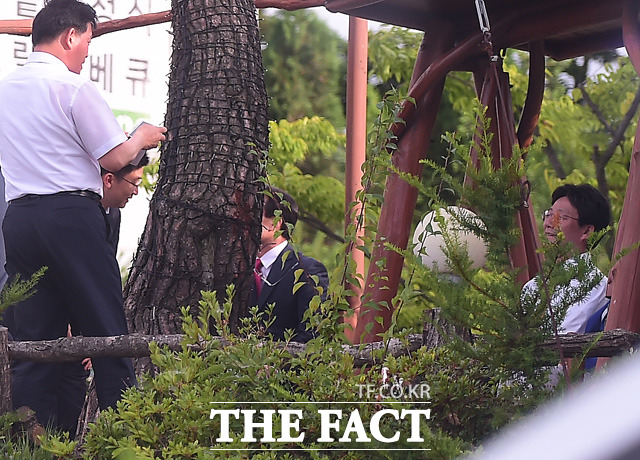 유 전 원내대표가 생맥주를 마신 후 그네에 앉아 동료 의원들과 이야기를 나누며 미소를 짓고 있다. / 김포=배정한 기자