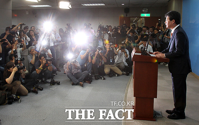 유승민 새누리당 원내대표가 8일 오전 국회 정론관에서 기자회견을 열고 의총의 뜻을 받들어 원내대표직에서 물러나겠다고 밝히고 있다. / 국회=임영무 기자