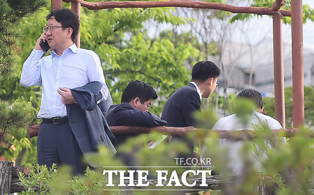 이종훈 원내부대표(왼쪽)가 통화하고 있다. 이 원내부대표는 유 전 원내대표의 서울대 경제학과 후배이면서 1990년대 한국개발연구원(KDI)에서 함께 일한 바 있다. / 김포=배정한 기자