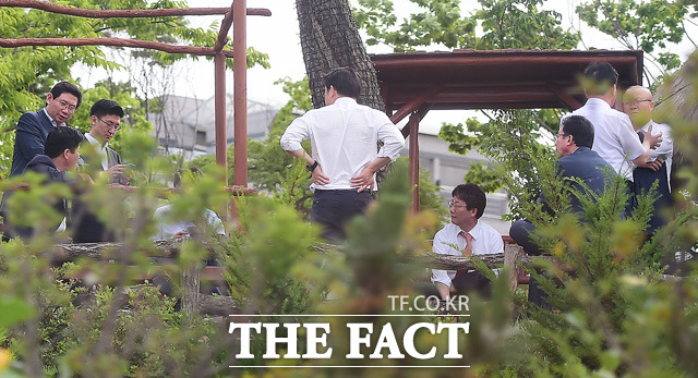 유승민 새누리당 전 원내대표는 8일 오후 사퇴 기자회견을 한 후 김포의 한 식당에서 이른바 유승민계 의원들과 모여 대화를 나누고 있다. 유 전 원내대표는 이날 원내대표직을 사퇴했다. / 김포=배정한 기자