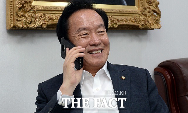 이 의원이 영화 연평해전 김학순 감독과 전화 통화를 하고 있다. 이 의원은 김 감독에게 독도의용수비대 영화화했으면 좋겠다며 함께 추진해보자고 제안했다. / 국회=임영무 기자