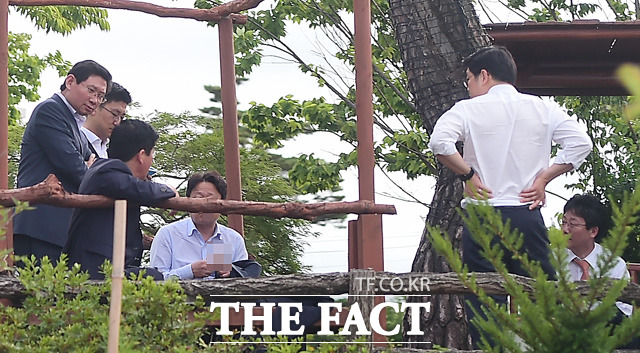 유승민 전 원내대표(오른쪽)가 이상일 원내부대표(왼쪽 두 번째), 김세연 정책위부의장(왼쪽 세 번째) 의원 등이 대화를 나누는 모습을 보고 있다. / 김포=배정한 기자
