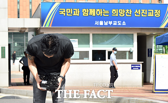 고개 숙여 대국민 사과 미성년자 성폭행과 성추행 혐의로 2년 6월의 실형을 받고 수감된 가수 고영욱이 10일 오전 서울남부교도소에서 출소해 취재진을 향해 고개 숙여 사죄하고 있다. /이새롬 기자