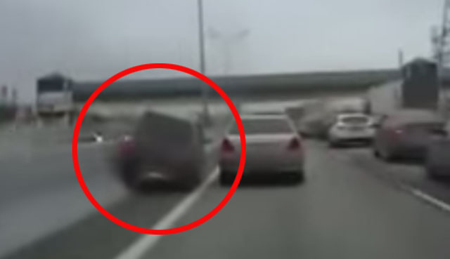 지나가요 중앙분리대를 타고 올라 주행하는 한 차량의 모습이 블랙박스 영상에 잡혔다. /유튜브 영상 갈무리