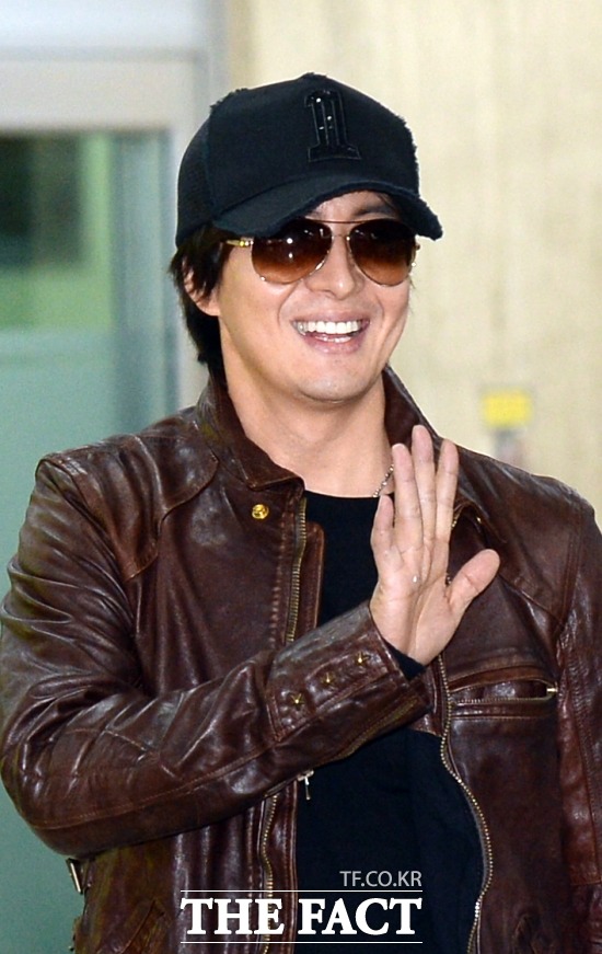 수진이랑 행복하게 살게요. 배용준은 박수진과 결혼소식을 알리며 피앙세와 함께 찍은 사진을 자신의 인스타그램에 올리기도 했다./더팩트DB