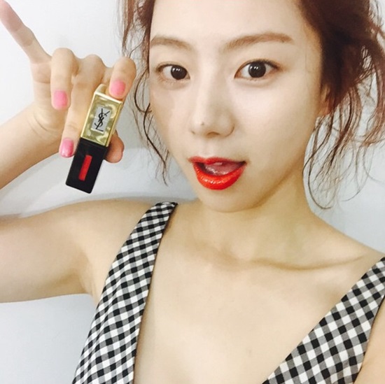 잇걸 박수진. 박수진은 배용준과 소속사 선후배로 인연을 맺었다./박수진 인스타그램