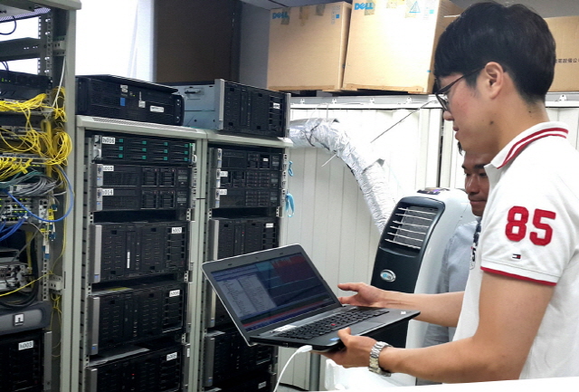 중국 현지에서 LG유플러스 직원들이 VoLTE 상용 단말에 적용 가능한 vRAN(virtualized Radio Access Network)기술을 테스트하고 있다./ LG유플러스 제공