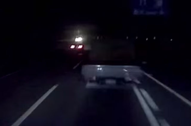 위험천만 고속도로 갓길 사고 장면이 담긴 블랙박스 영상이 눈길을 끌고 있다. /유튜브 영상 갈무리