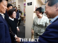 [TF포토] 성평등도서관에서 만난 이희호 여사와 박원순 서울시장