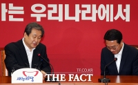 [TF포토] 현기환 신임 정무수석 인사 받는 김무성 새누리당 대표
