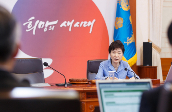 박근혜 대통령은 15일 울산 창조경세혁센터 출범식에서 “조선해양플랜트에 친환경기술과 ICT를 융합한 산업 생태계를 조성해서 울산을 ‘차세대 조선산업’의 세계 거점도시로 키워나갈 것”이라고 밝혔다. / 청와대