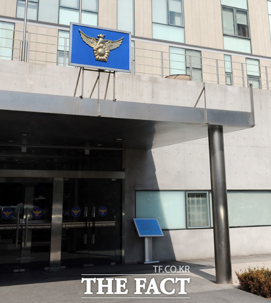 원주서 숨진 채 발견 수원서부경찰서는 14일 오후 5시 20분께 강원도 원주시 한 저수지 인근 야산에서 숨진 채 발견된 남성이 경기도 수원에서 실종된 20대 여성을 차에 태운 뒤 사라진 용의자 윤 씨임을 지문 감식결과 확인했다고 밝혔다. /더팩트DB