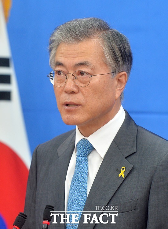 진상조사 할 것 문재인 새정치민주연합 대표는 15일 국회에서 열린 최고위원회에서 국정원의 스마트폰 해킹 프로그램 구입 의혹과 관련해 국정원은 통신감청을 못한다고 해 왔는데 뻔뻔한 거짓말로 드러났다면서 진상조사위원회를 구성해 진상규명에 나서겠다고 밝혔다./더팩트DB