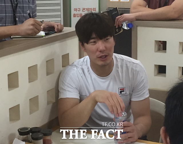 몸도 마음도 MVP! 김재호가 15일 kt전을 앞두고 취재진과 인터뷰하고 있다. / 잠실구장 = 이성노 기자