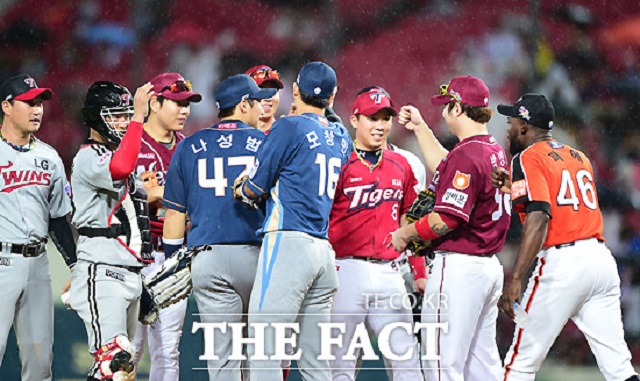 모여라, 수원으로! 2015 타이어뱅크 KBO 올스타전이 18일 수원 케이티 위즈 파크에서 열린다. 지난해 광주에서 열린 올스타전에서 승리를 거두고 하이파이브를 나누고 있는 웨스턴팀. / 배정한 기자