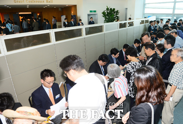 삼성물산과 제일모직 합병계약 승인 안건 통과 여부를 결정하는 이날 수많은 삼성물산 대·소액주주들이 참석했다./양재동=배정한 기자