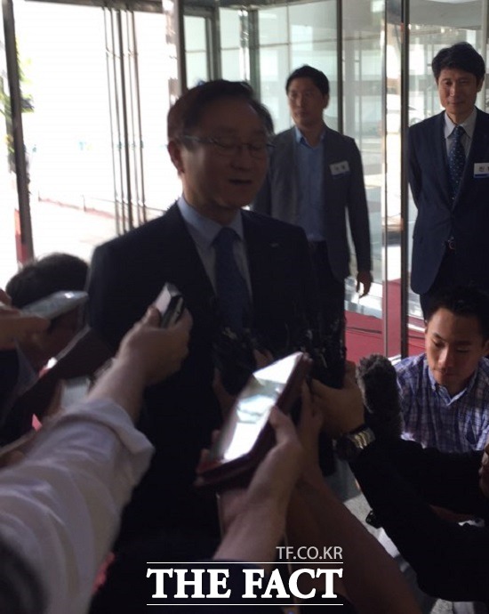 김신 사장은 주총결과를 묻는 기자들의 질문에 그간 국내외 주주들이 많이 협력해 주셔서 감사하게 생각한다. 최선을 다한 만큼 이날 결과를 겸허히 받아들이겠다고 말했다. /김민수 기자