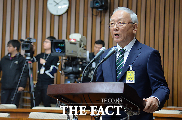 여야, 국정원 이달 말 조사하나 여야 원내수석부대표는 오는 20일 국회에서 만나 추가경정예산(추경)안 처리를 위한 본회의 일정 및 국정원 현장 조사 일정 등을 논의할 예정이다. 지난 14일 국회 정보위원회에 출석한 이병호 국정원장은 해외 해킹 소프트웨어 프로그램 구입 사실을 인정하면서도 국민을 대상으로 사용하지는 않았다고 주장했다./문병희 기자