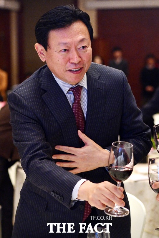 신동빈 회장 휴가는 어디로? 신동빈 롯데그룹 회장이 내수 경기 살리기에 적극 동참하고 있다. 롯데그룹은 20일 각 계열사에 보낸 전언통신문에서 내수 경기 신장을 위해 전 임직원의 휴가를 독려하고 있다고 밝혔다./남윤호 기자