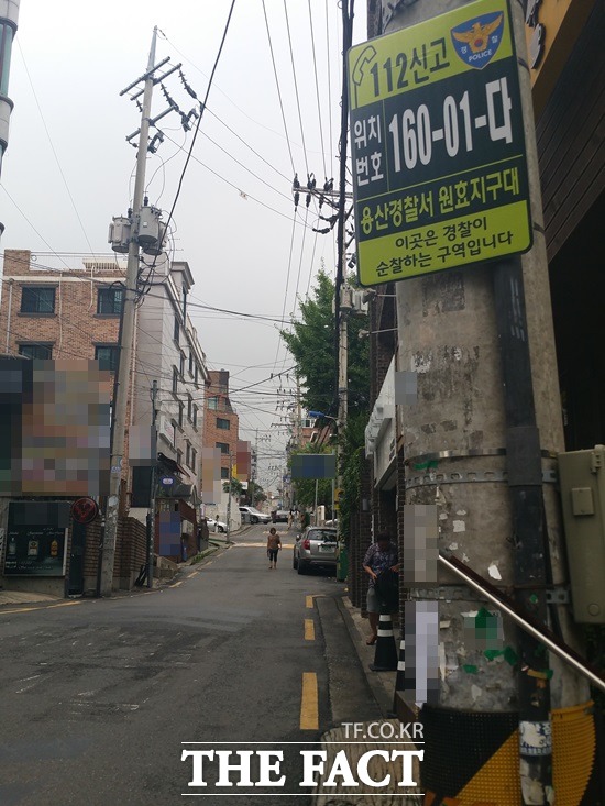 위치번호 보고 신고하세요 위치번호가 쓰인 경찰 안내판이 숙명여대 인근 골목 곳고에 붙어 있었다./청파동=신진환 기자