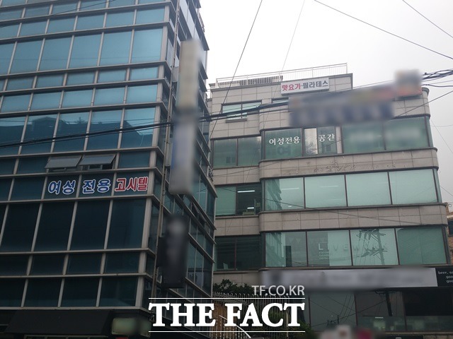 여기저기 여성 전용 최근 서울 용산구 숙명여자대학교 인근에서 신체 일부를 노출하고 음란행위를 한 이른바 바바리맨이 잇따라 경찰에 붙잡혔다. 바바리맨이 자주 출몰한다고 알려진 숙대 인근은 특성상 여학생이 많고 으슥한 골목으로 이뤄져 있었다./청파동=신진환 기자