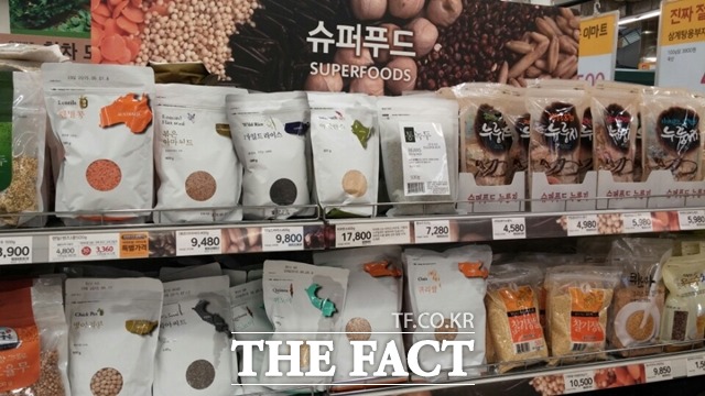 이마트의 슈퍼푸드 매출은 지난해 401%가 뛰었고, 올 상반기(1~6월)까지도 100% 이상 매출이 는 것으로 나타났다. 이마트 슈퍼곡물 코너.