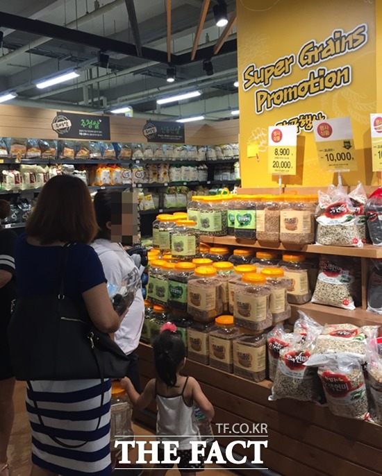 슈퍼푸드 쇼핑 나선 소비자들 23일 오후 6시께 경기도 성남시 분당에 있는 한 대형마트 슈퍼곡물 코너에서 주부 고객들이 수입 곡물 종류를 살펴보고 있다. /분당=김민수 기자