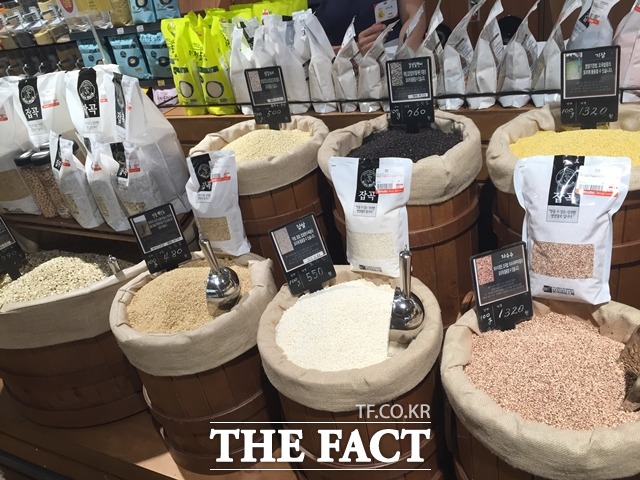 홈플러스에 진열돼 있는 다양한 국산 곡물.