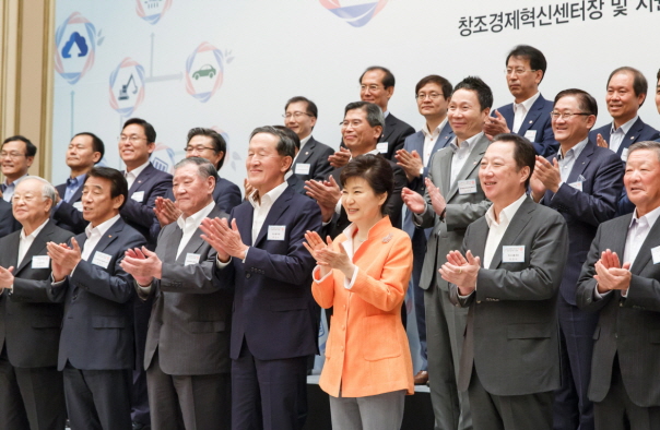 박 대통령은 이날 간담회에서 창조경제 기반을 충분히 활용하고 발전시켜서 본격적으로 성과를 창출해내야 할 것이라고 당부했다. / 청와대 제공