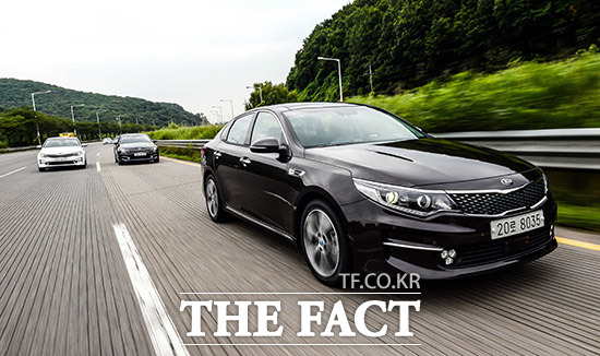 시동 버튼을 누르자 2.0 가솔린의 엔진은 잠에서 깨어났다는 듯 정숙성이 물씬 풍기는 저음의 소리를 냈다. 본격적으로 가속페달을 밟고 주행을 시작하면서 느낀점은 단 하나, 정말 부드럽게 나간다는 것. 이것이 중형 세단의 멋이구나