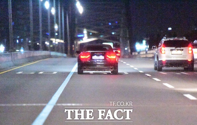 자이언티가 건너는 양화대교 22일 오후, 서울 관악구에 사는 이솜을 집에 데려다주고 양화대교를 건너 서울 강서구에 있는 자신의 집으로 향하는 자이언티. /이새롬 기자