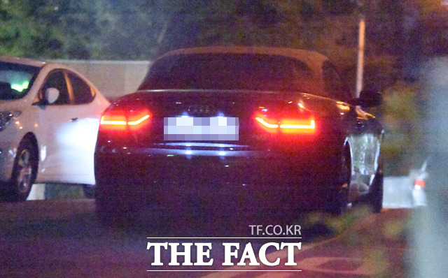 이솜아, 잘자요 데이트를 마친 뒤 이솜을 집 앞에 안전히 내려준 자이언티가 이솜의 집 앞에서 여자 친구가 안전히 도착하는지 바라보고 있다. /이새롬 기자