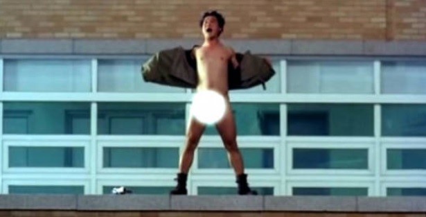 바바리맨 처벌 강화 추세 형법 제245조(공연음란죄)는 공연히 음란한 행위를 한 자는 1년 이하의 징역, 500만 원 이하의 벌금, 구류 또는 과료에 처한다고 규정하고 있다. 경찰은 바바리맨에 대해 엄중 책임을 묻겠다는 방침이다./영화 두사부일체